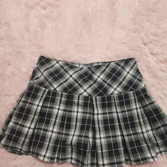 Urban Heritage Dresses & Skirts - Urban Heritage Black & White Plaid Pleated Skater Skirt